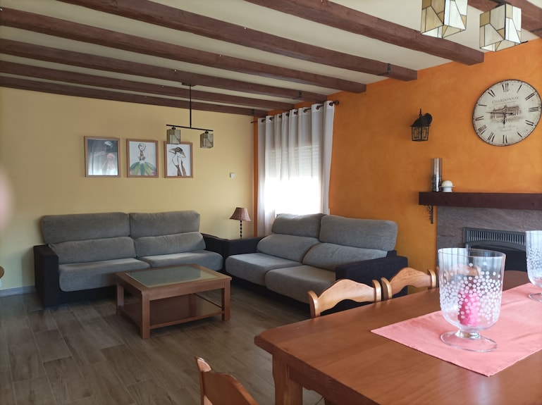 Casa Con Amplio Jardín Y Chimenea, Ideal Para Familias,apta Para Mascotas. - Cuéllar