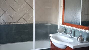 Douche, sèche-cheveux, bidet, serviettes fournies