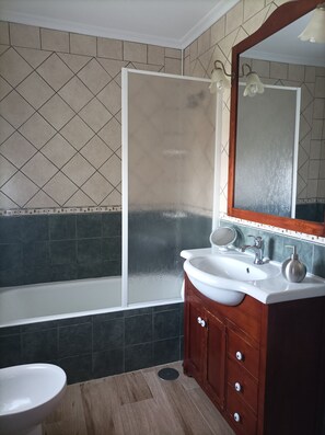 Shower, hair dryer, bidet, towels - House with large garden and fireplace, ideal for families, pet friendly. (Narros de Cuéllar)