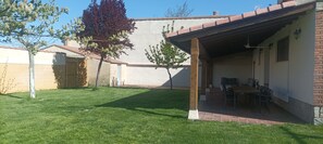 Outdoor dining - House with large garden and fireplace, ideal for families, pet friendly. (Narros de Cuéllar)