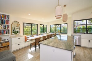 冷蔵庫、電子レンジ、オーブン、コンロ