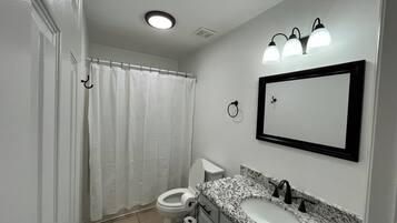 Dusche, Haartrockner, Handtücher, Toilettenpapier