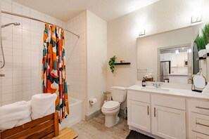 Toalettartikler (inkludert), hårføner, håndklær og såpe