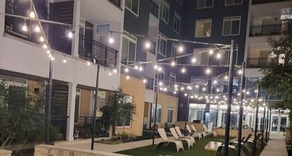 Beautiful Riverwalk Getaway Heart of DT w/ Parking