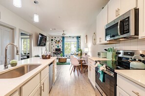 Geladeira, micro-ondas, fogão, cooktop