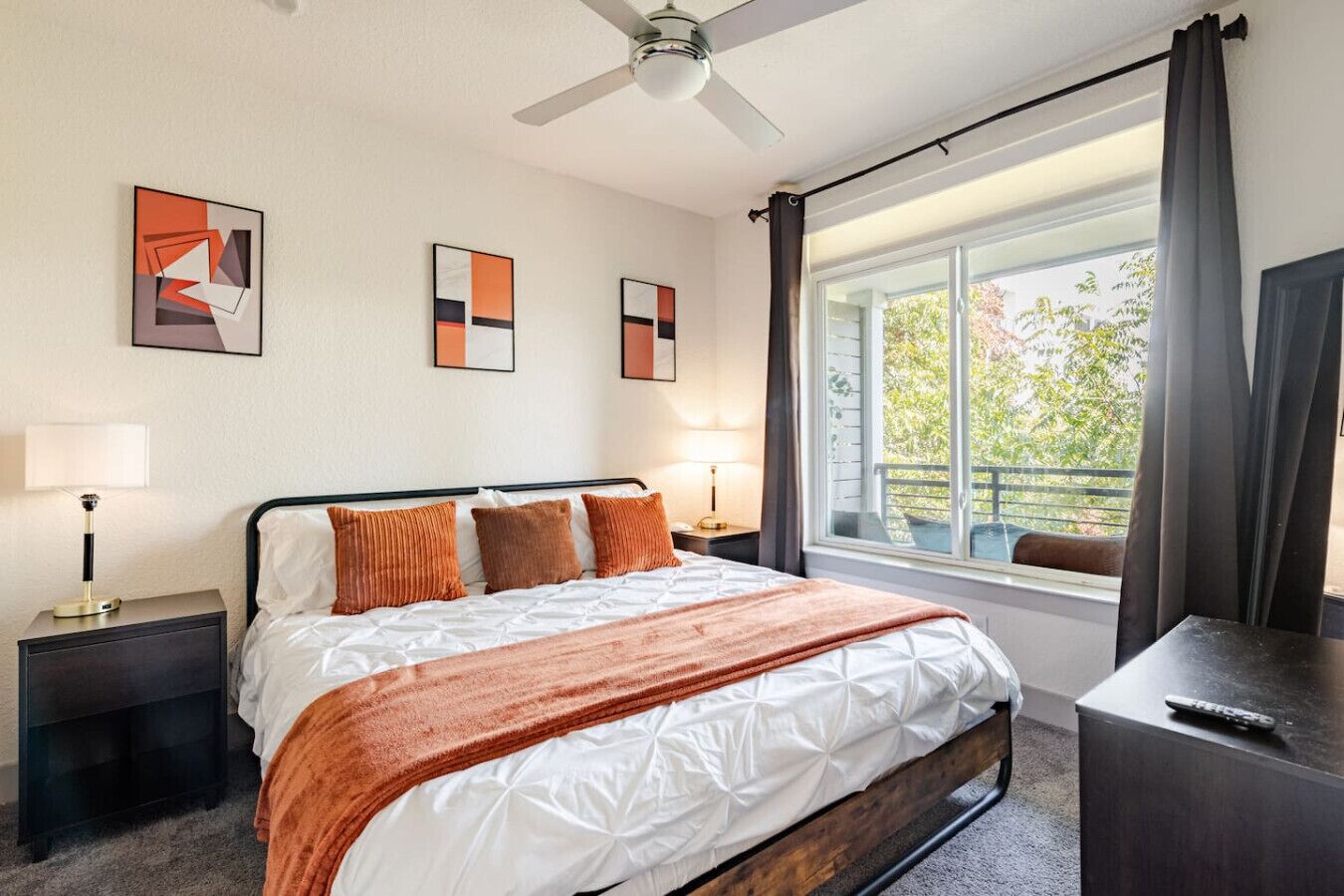 1 quarto, escrivaninha, ferros/tábuas de passar roupa, berço de viagem