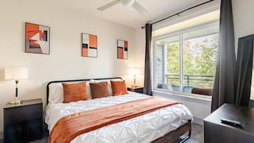 1 quarto, escrivaninha, ferros/tábuas de passar roupa, berço de viagem