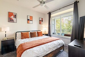 1 soverom, skrivebord, strykejern/-brett og reiseseng for barn