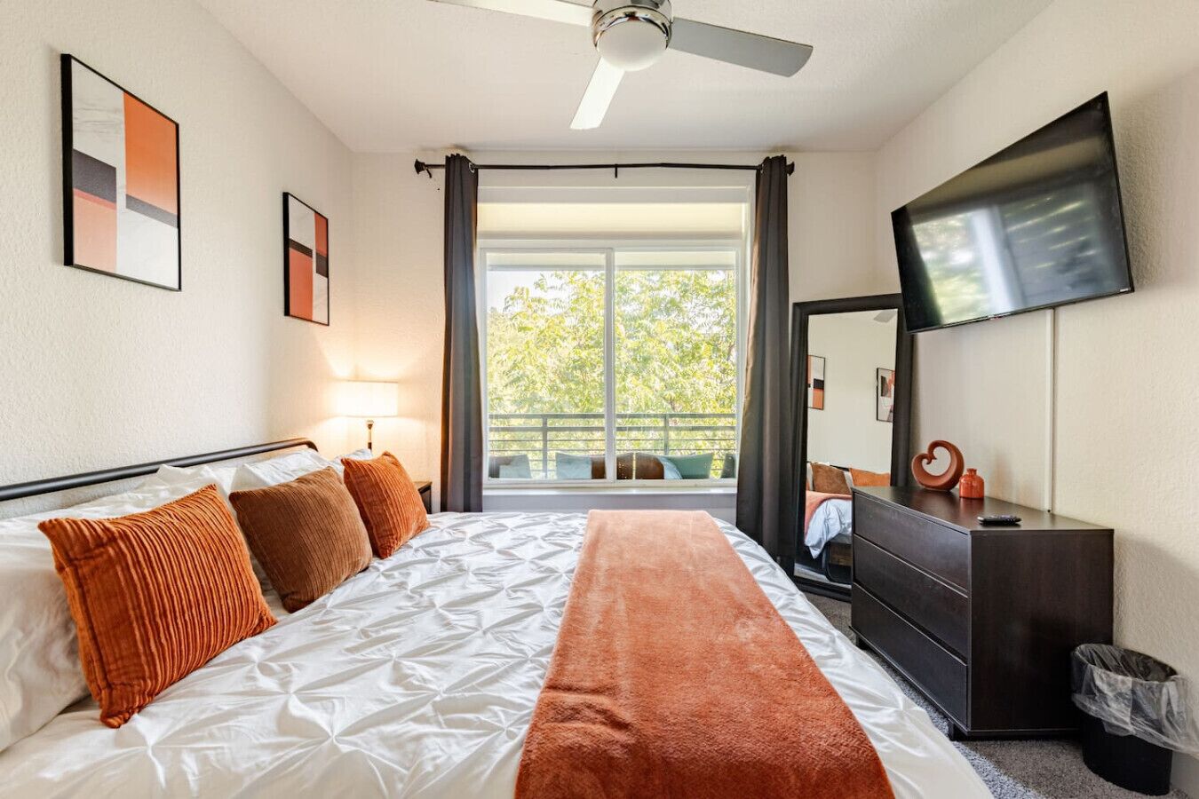 1 quarto, escrivaninha, ferros/tábuas de passar roupa, berço de viagem