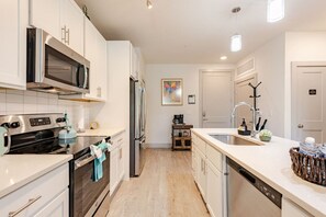 Een koelkast, een magnetron, een oven, een kookplaat