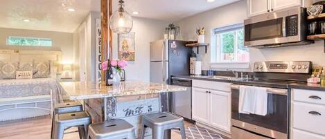 Kühlschrank, Mikrowelle, Ofen, Herdplatte