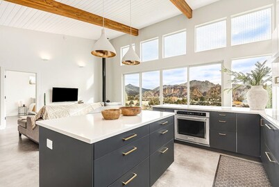 Spectacular Smith Rock Views on Property - Quiet and Modern w/ King Beds