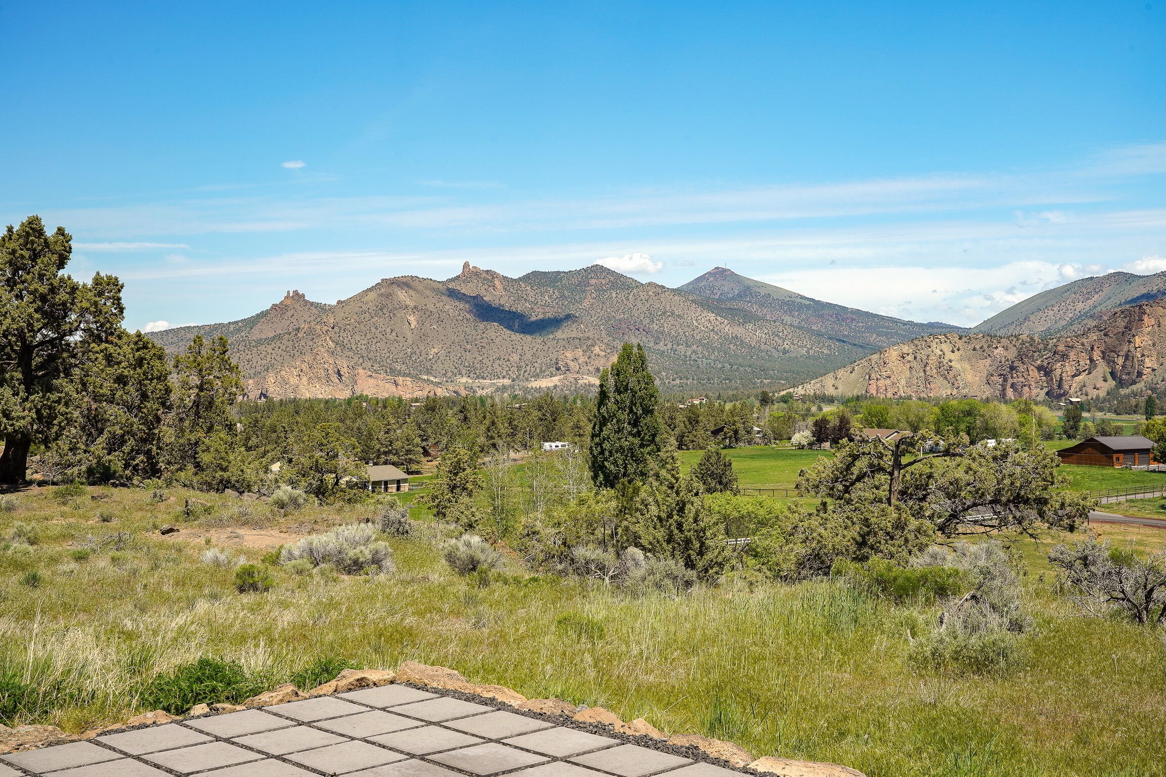 Un paisaje montañoso con cielo despejado.