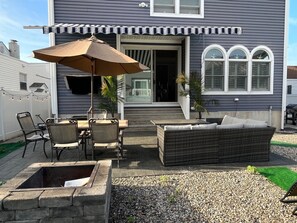 Outdoor dining - Walk to beach, inlet, train, restaurants, Jenkinson's, town...w pool! (Point Pleasant Beach)