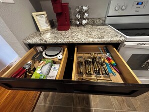 Fridge, microwave, oven, stovetop - Hideaway 27 (Helenwood)