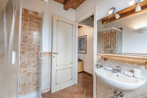 Regadera, bidet, toallas