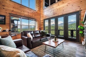 Una Smart TV, una chimenea, libros