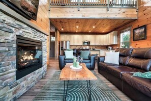 Una Smart TV, una chimenea, libros