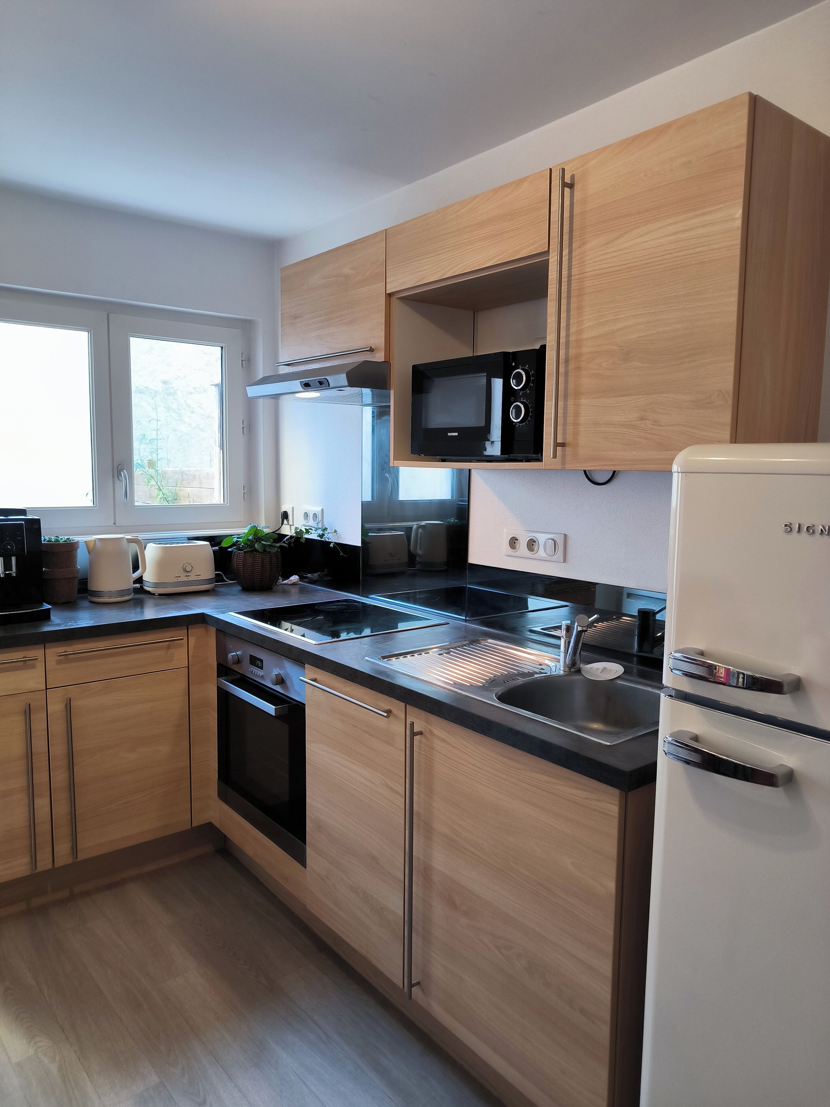 Frigorifero, microonde, forno, piano cottura