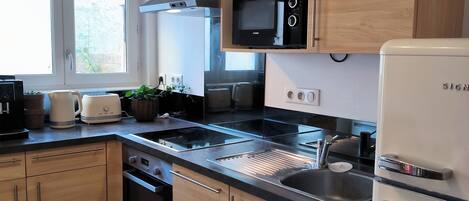 Refrigerador, microondas, horno, placa de cocina