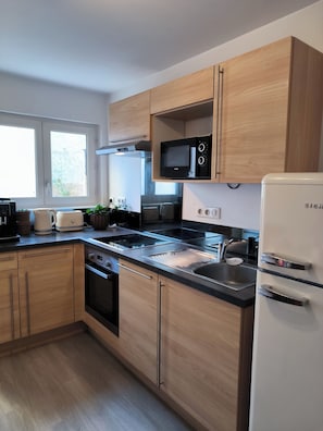 Kjøleskap, mikrobølgeovn, ovn og kokeplater