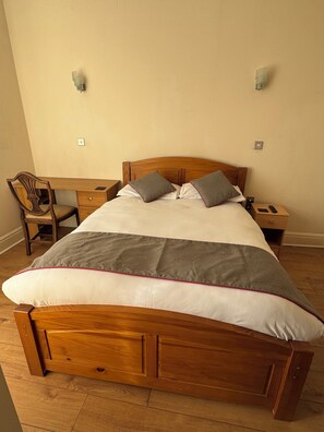 2 bedrooms, iron/ironing board, WiFi