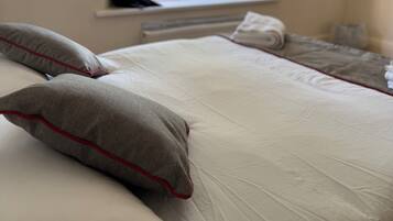 2 bedrooms, iron/ironing board, WiFi