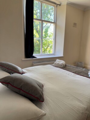 2 bedrooms, iron/ironing board, WiFi
