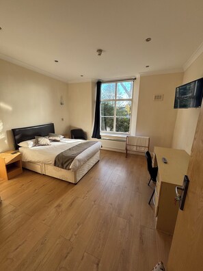 2 bedrooms, iron/ironing board, WiFi
