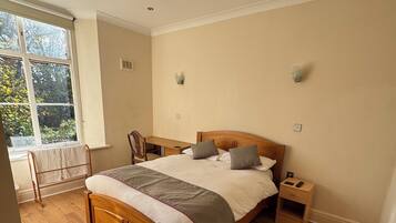 2 bedrooms, iron/ironing board, WiFi