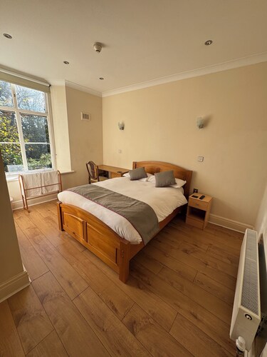 Stylish 2 Bed En-Suite Flat • Parking • Fast Wi-Fi • 10 minutes from City Centre