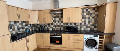 Een microgolfoven, een oven, een kookplaat, een vaatwasser