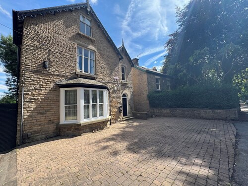 Stylish 2 Bed En-Suite Flat • Parking • Fast Wi-Fi • 10 minutes from City Centre