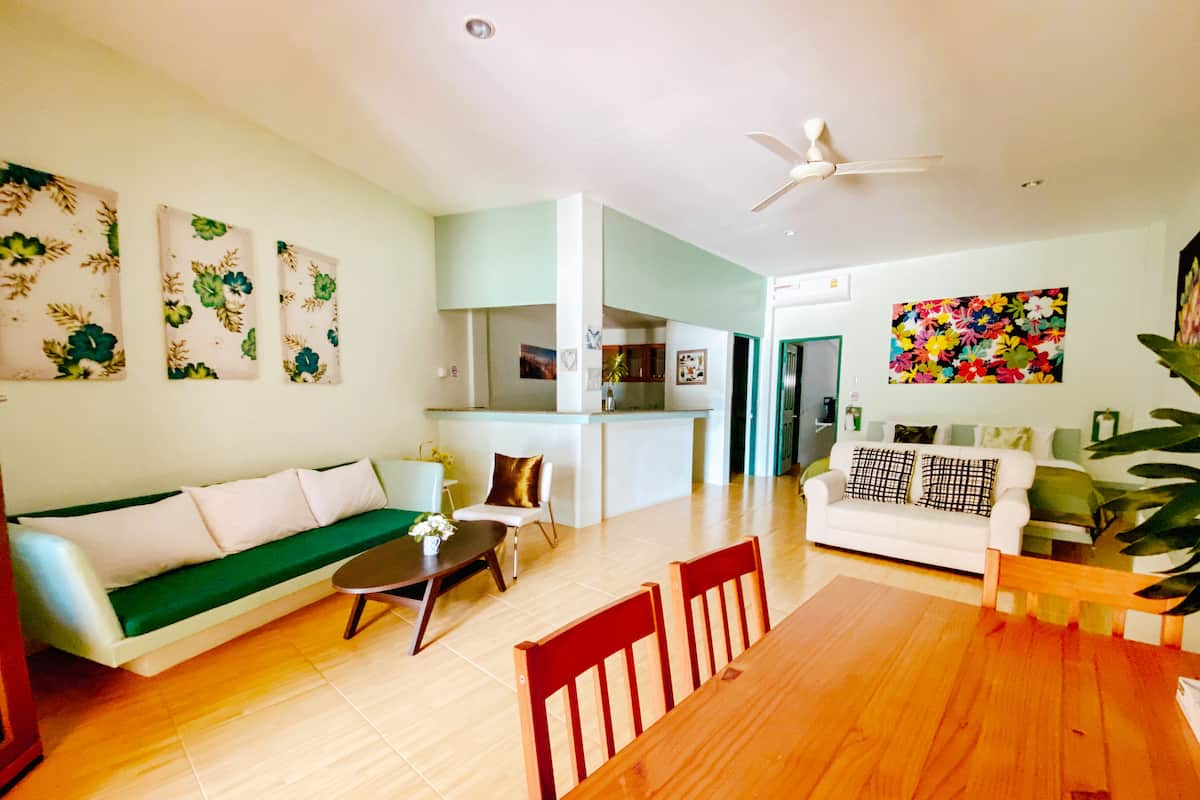 Premium Beachfront Family Suite | Zona de estar | Televisión LED de 32 pulgadas con canales por satélite, una televisión