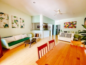 Premium Beachfront Family Suite | Área de sala de estar | Televisión LED de 32 pulgadas con canales vía satélite y televisión 