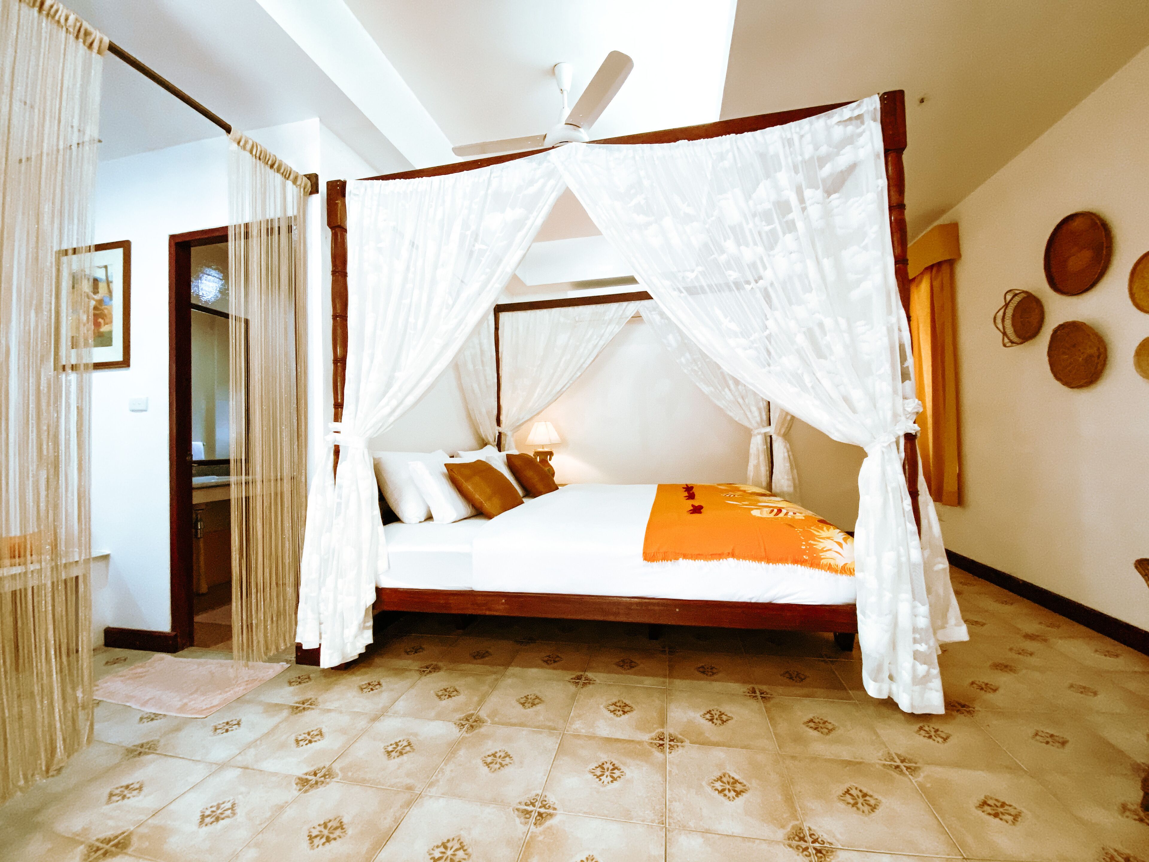 Poolside Suite | Minibaari, tallelokero huoneessa, työpöytä