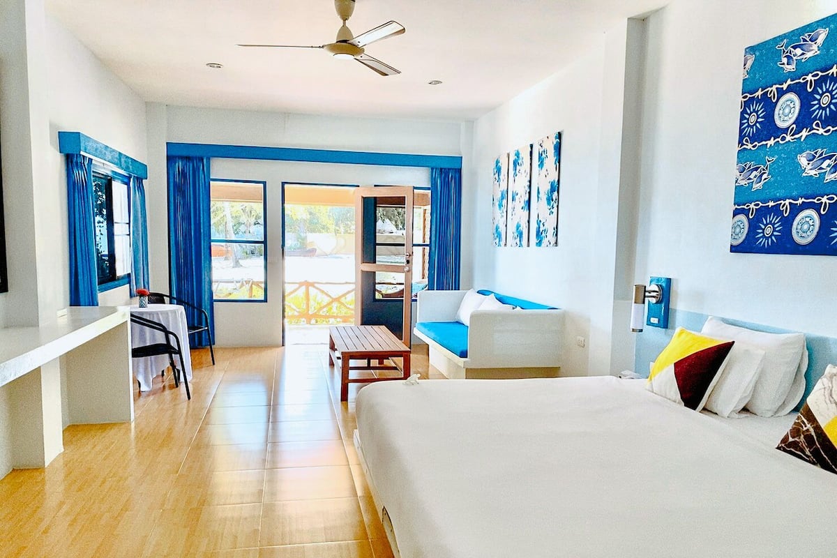 Deluxe Beachfront Suite | 迷你吧、客房内保险箱、办公桌、笔记本电脑工作区