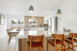 Een koelkast, een microgolfoven, een oven, een kookplaat