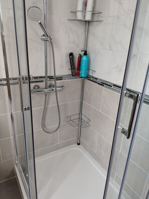 Douche, serviettes fournies, papier de toilette