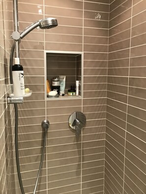 Ducha, secador de pelo, jabón y papel higiénico