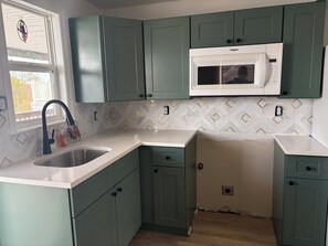Frigorífico, microondas, horno y placa de cocina