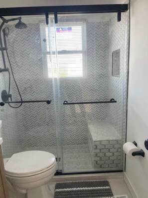 Shower, hair dryer, towels, soap - RENO’D Beach Heaven West waterfront Lagoon with dock 2 decks Walk to bay beach (Manahawkin)