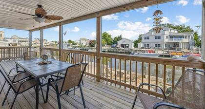 RENOâD Beach Heaven West waterfront Lagoon with dock 2 decks Walk to bay beach