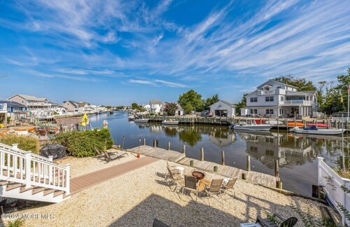RENO’D Beach Heaven West waterfront Lagoon with dock 2 decks Walk to bay beach