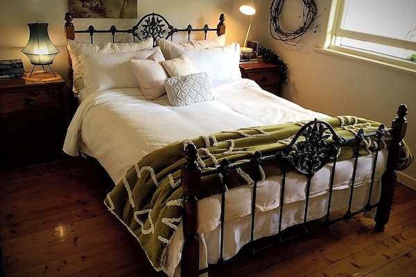 "Adorable 3-bed home with a spacious main bedroom – perfect for long stays!"