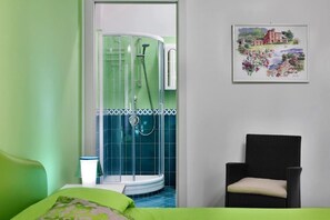 Tina con regadera, secadora de cabello, toallas 