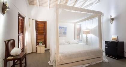 Sunny Stay - beautiful spacious room in Villa mi Cuna with swimming pool