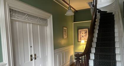 2Br Private Victorian Apartment in City location on half acre Sleeps 5