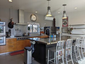 Private kitchen - Light-filled main house close to town; views, hiking on high desert behind house (Santa Fe)