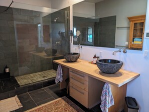 Dusche, Haartrockner, Bidet, Handtücher